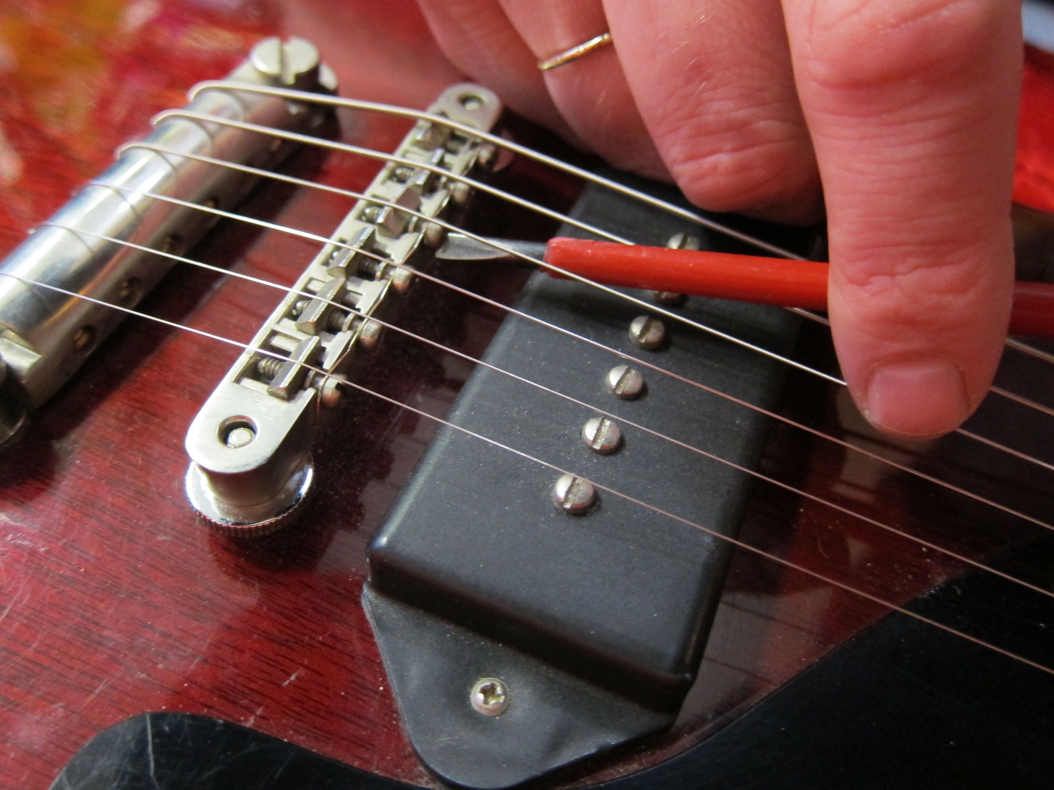 Changing strings Les Paul type guitars Finland's