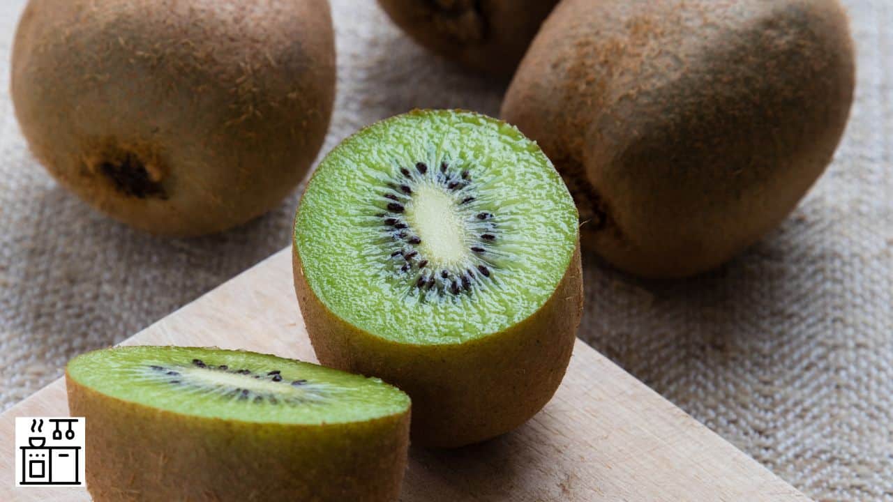 Can You Cut Kiwis In Advance? [8 Tips to Store Kiwis]