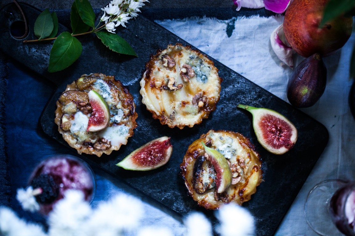 Tartaletky s karamelizovaným ovocem a vlašskými ořechy