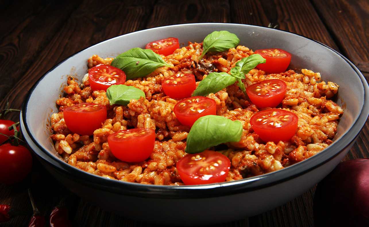 Risotto Crocante a los Tres Quesos en Coulis de Tomate y Albahaca