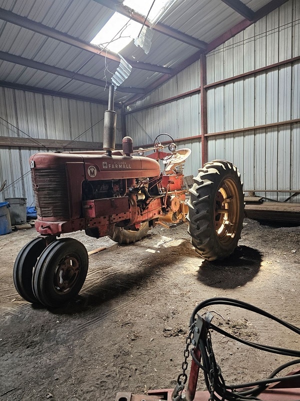 Farmall Super M KIWA Radio