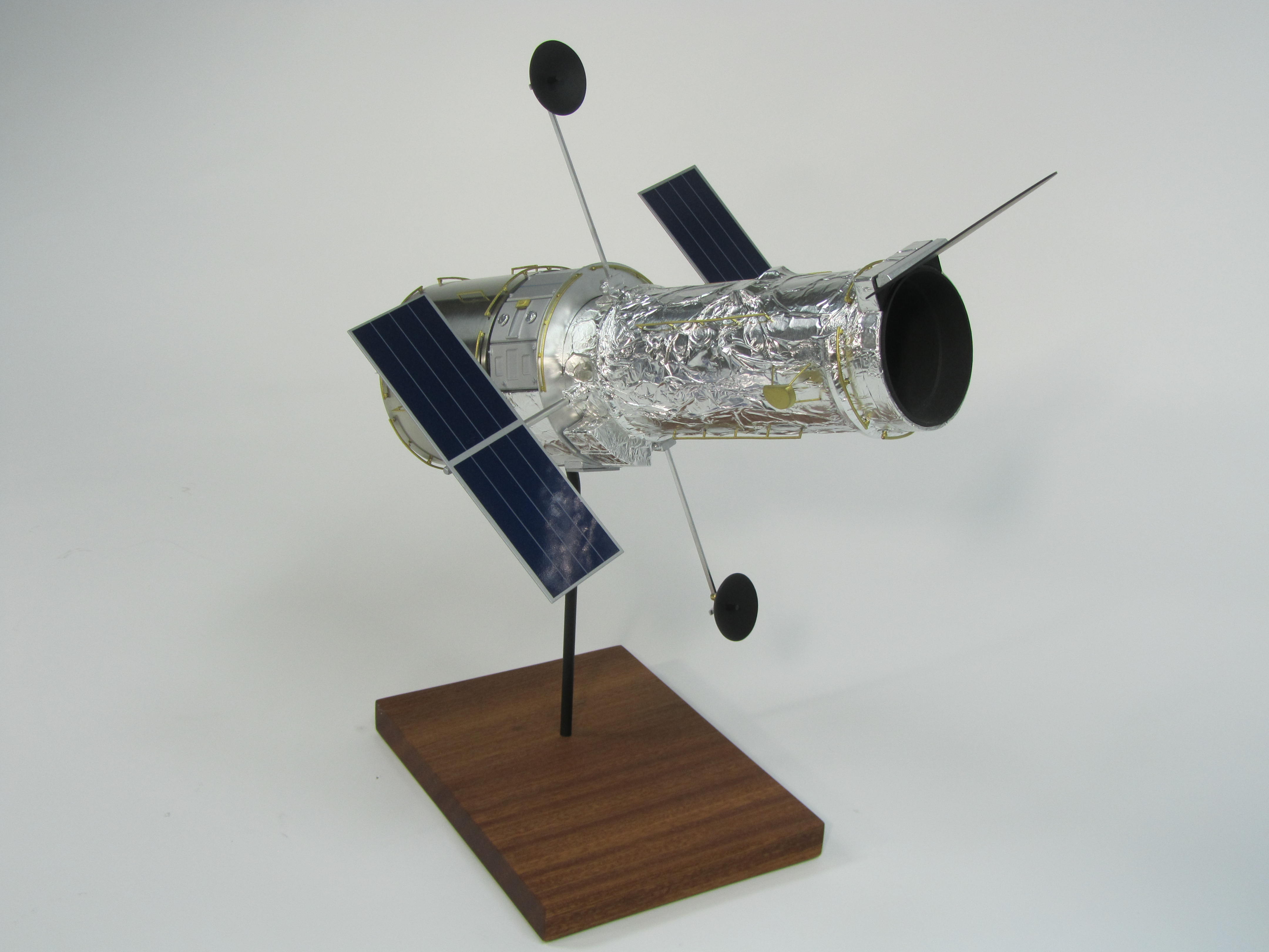 Hubble Telescope Model KiwiMill