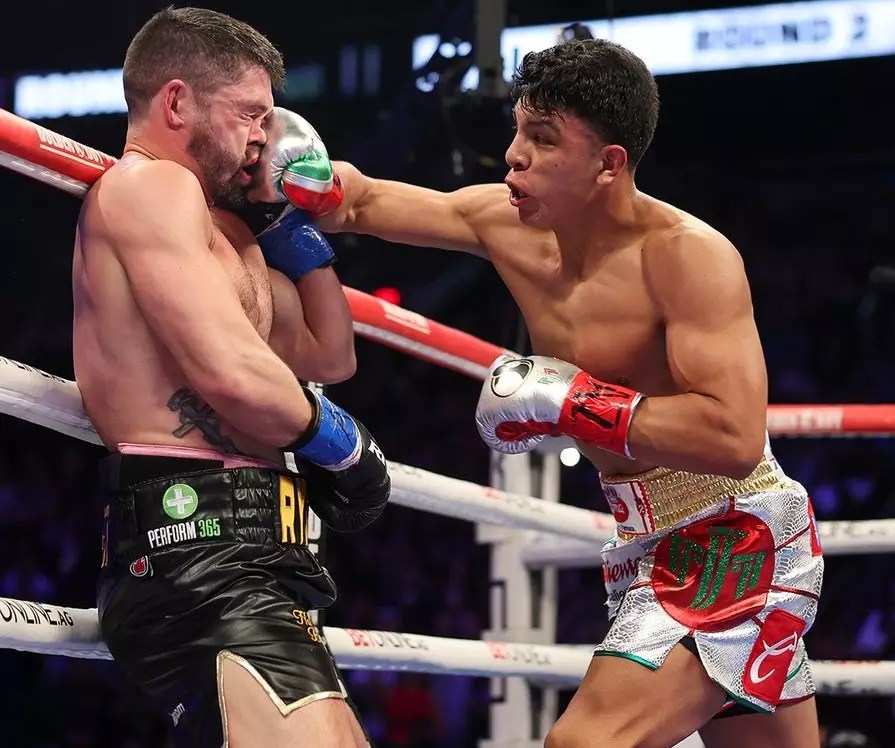 A Thrilling Battle: Munguia Dominates Ryder in Super Middleweight Showdown
