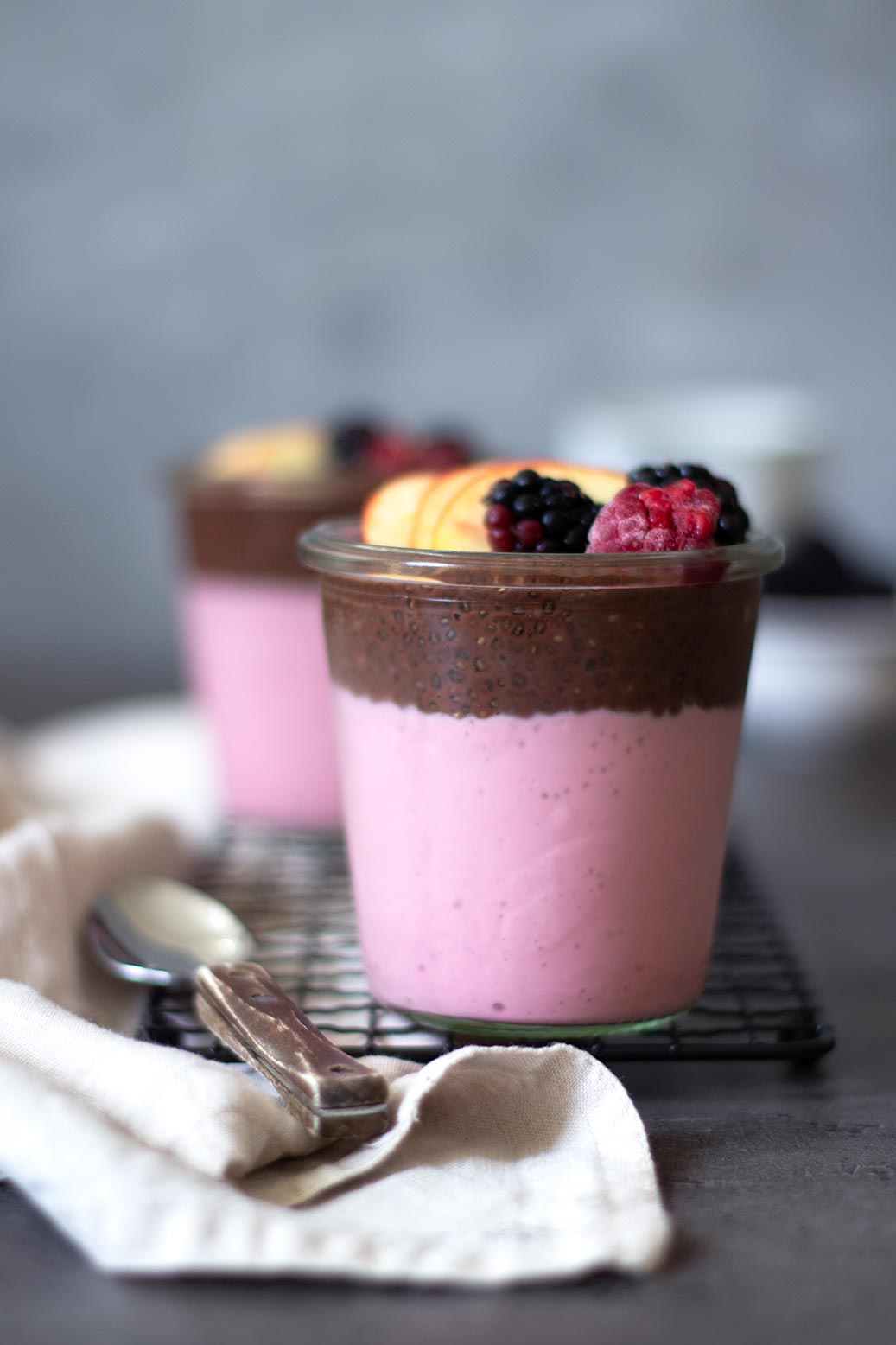 HimbeerQuarkmousse mit SchokoChiapudding Kleid & Kuchen