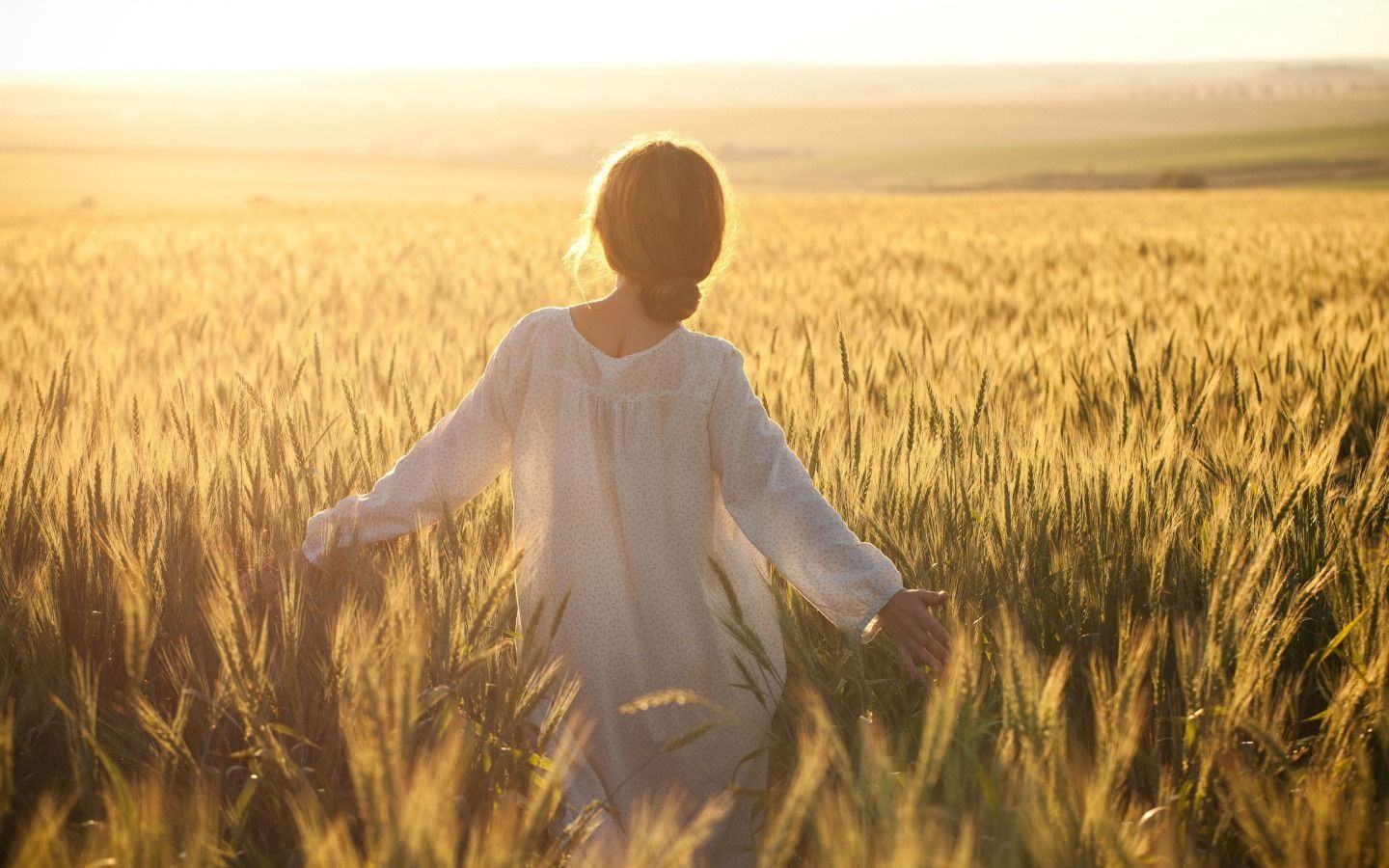 нарисованная блондинка со спины