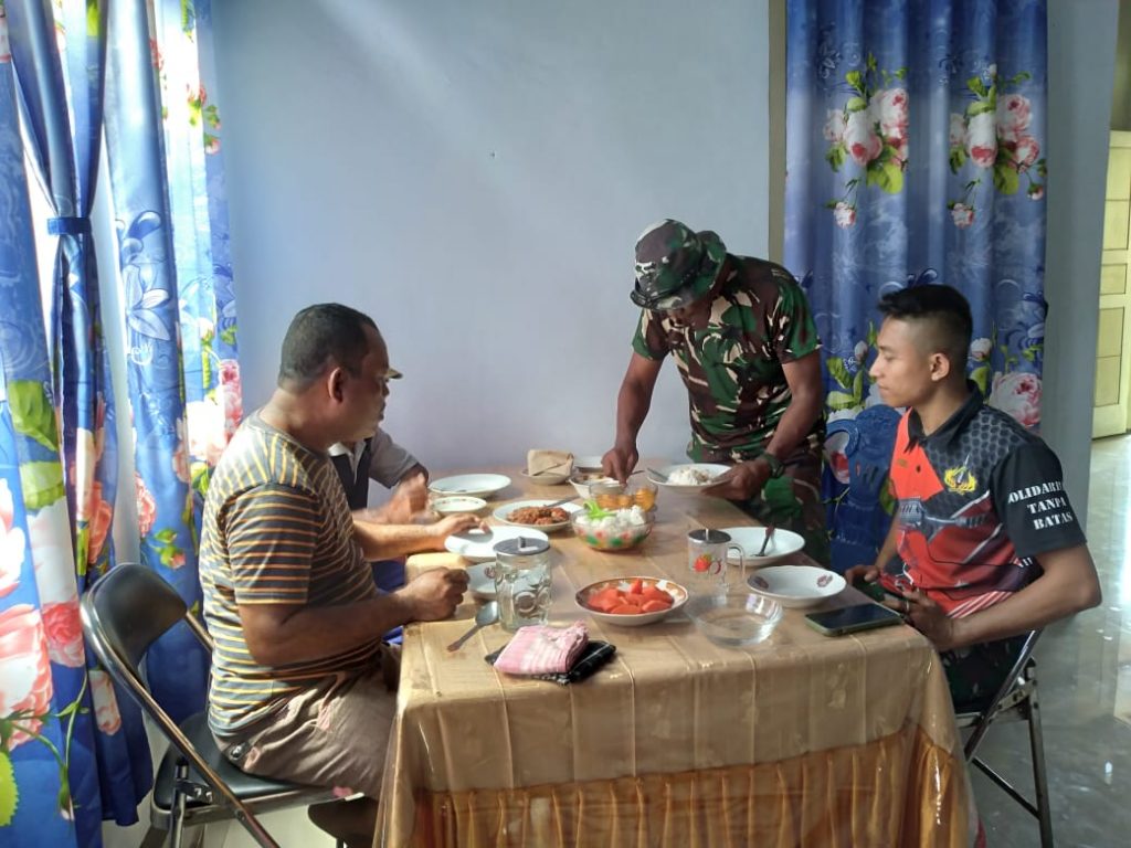 Meluangkan Waktu untuk Makan Siang Bersama Warga