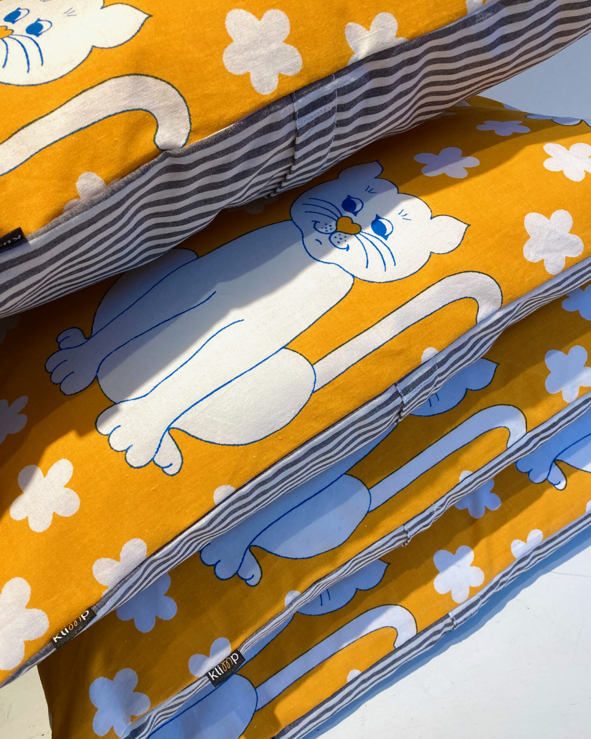 Kuddfodral Färgglad Kuddfodral med glada och sura katter. Klimp Design