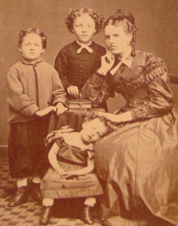 Victorian Photographs of the Deceased Relatives (39 photos)
