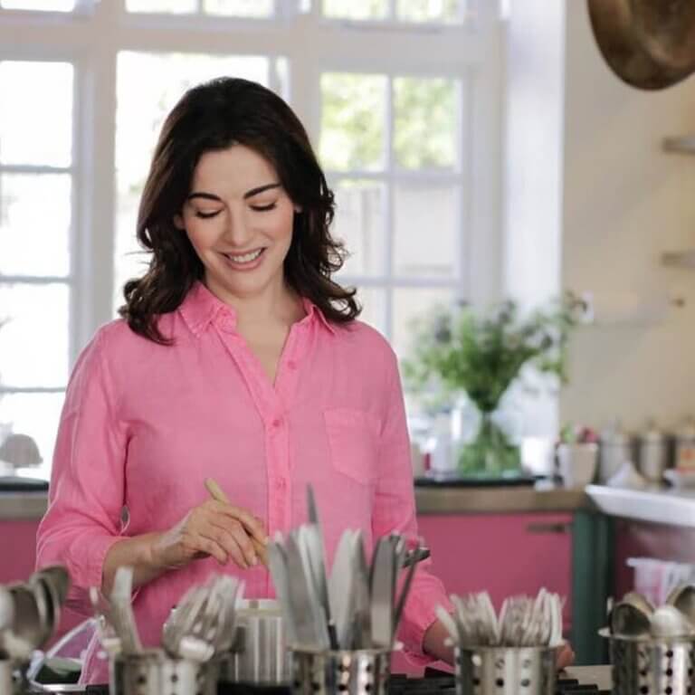 Who is Nigella Lawson? What knives does Nigella Lawson use? Kniferr