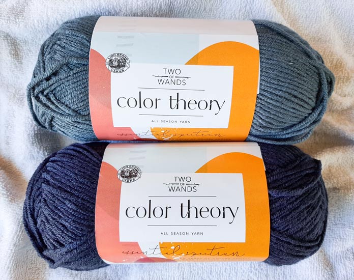 Mosaic knitting Using two colors of yarn to knit a comfy situpon