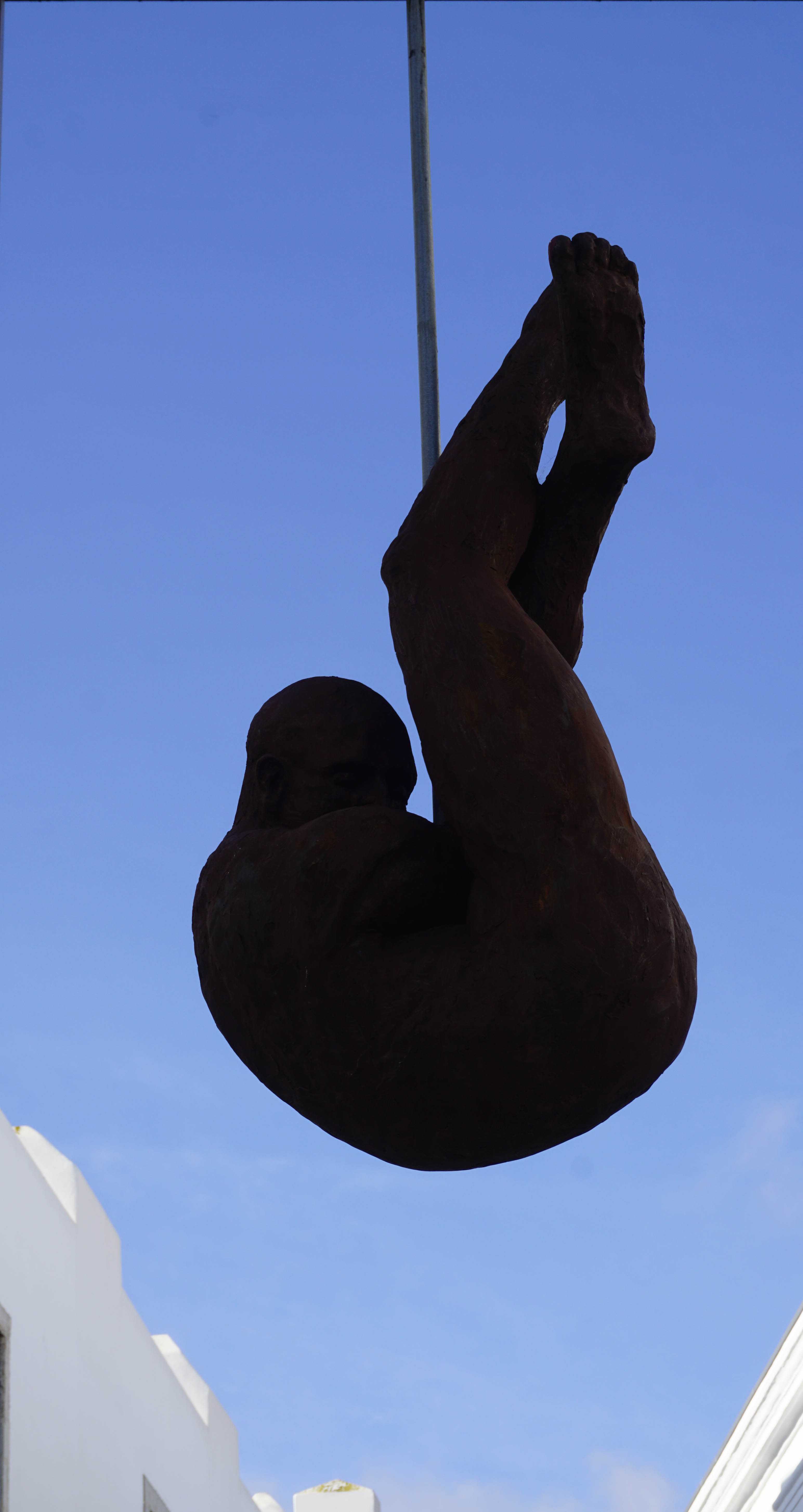 Suspense, Hanging and Fear of Falling in Street Art