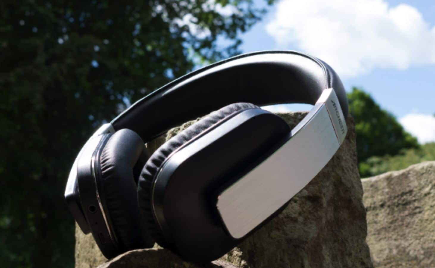 Amazon is selling these amazing Bluetooth headphones for just 25