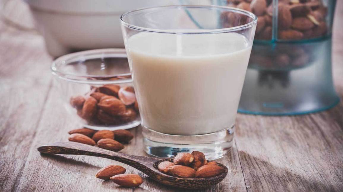 Starbucks Blonde Iced Vanilla Almond Milk Latte Review
