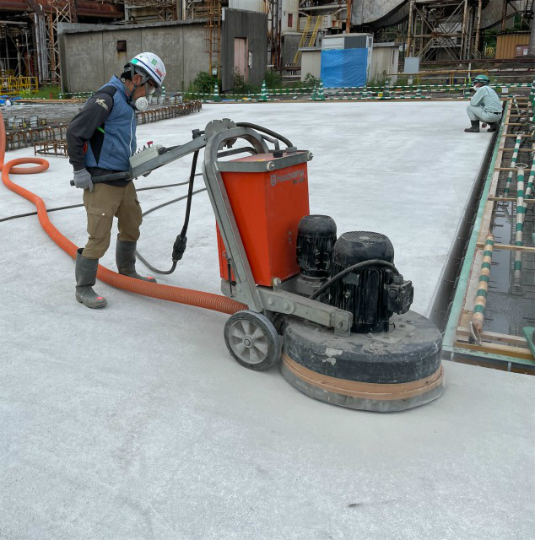コンクリート床の研磨作業｜株式会社ダイヤモンドプロジェクト