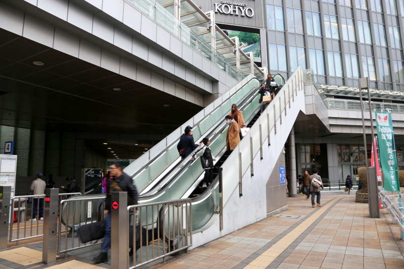 三宮歩道橋にエスカレーターを設置 デッキ利便性の向上と利用の促進へ こべるん ～変化していく神戸～