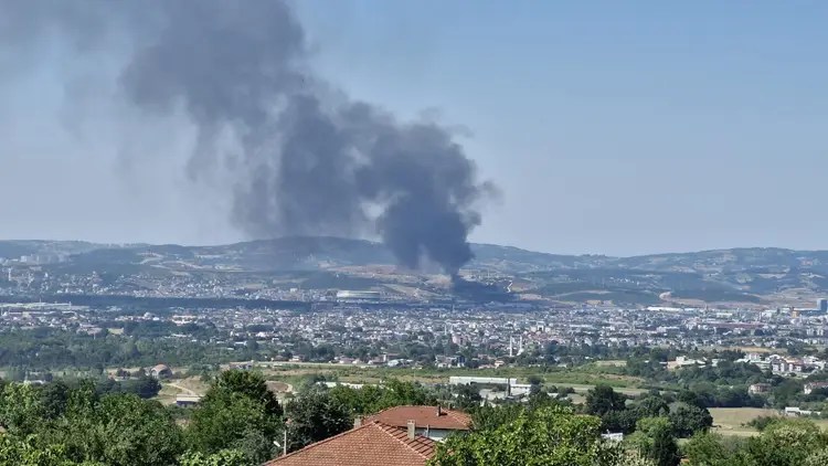 Son dakika! İZAYDAŞ’ta büyük yangın! Kentin üzerini dumanlar kapladı