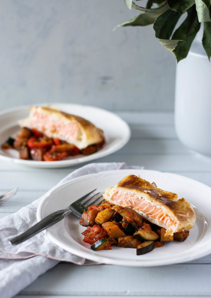 Lachs im Blätterteig auf buntem Gemüse Kochstübchen