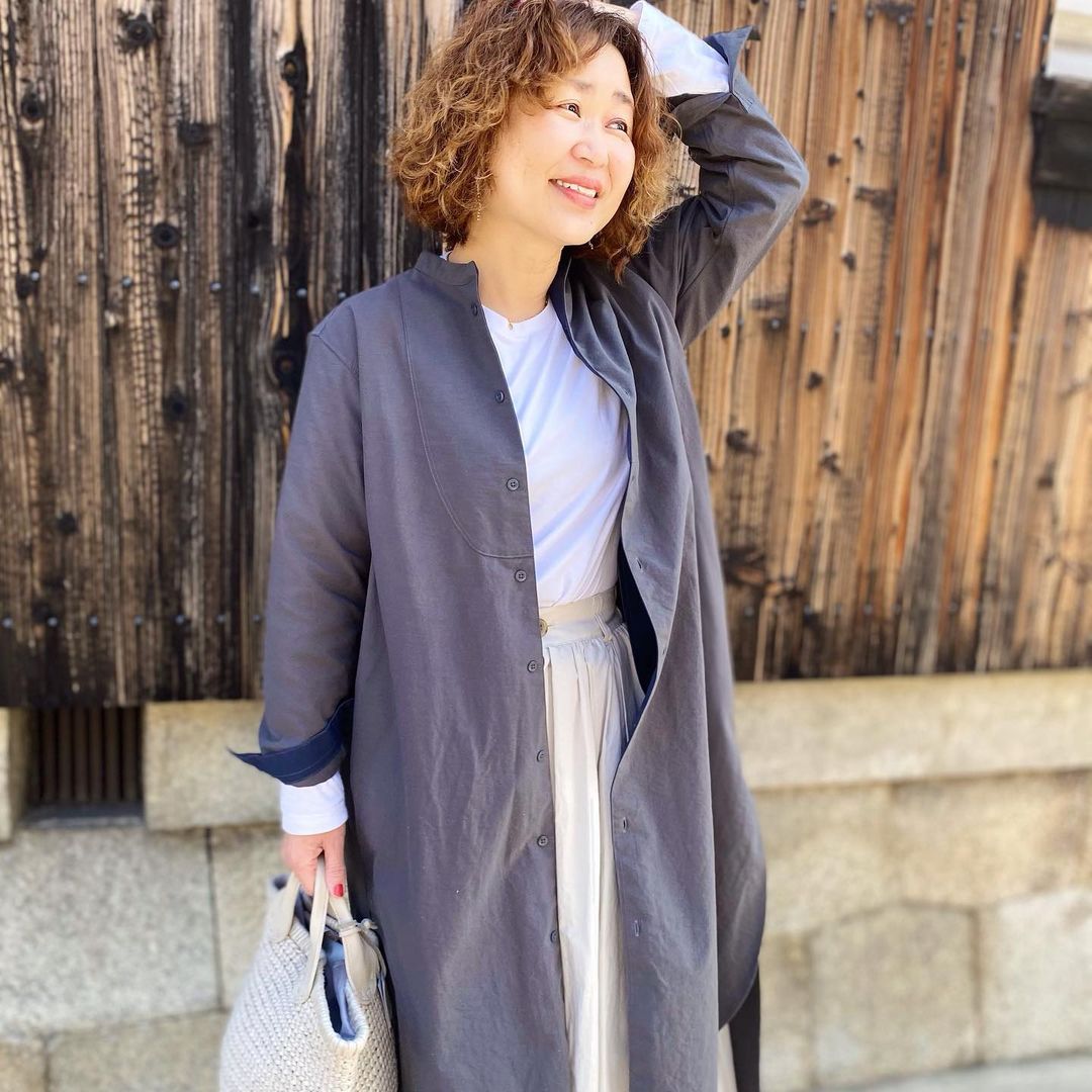 グレーのコートは、明るい色と合わせて春らしいスタイリングに kokochi(ここち)滋賀県長浜市のセレクトショップ