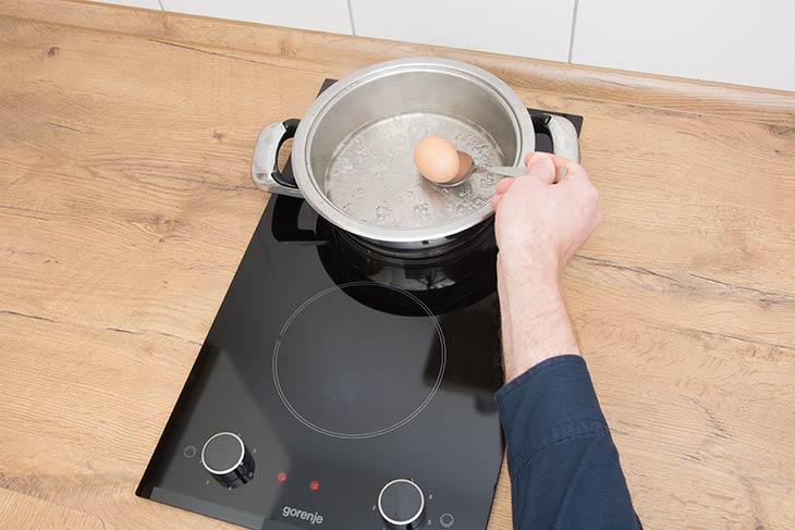 Eier kochen ohne Eierkocher: mit Topfdeckel und wenig Wasser