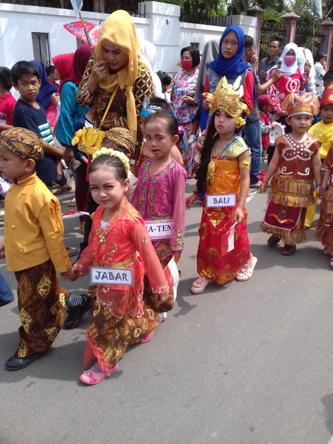 Perkenalkan Baju Adat Daerah ke Anak | Suara Nusantara