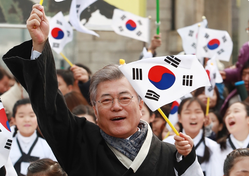 75 Percent of Citizens Express Positive Outlook on President Moon Be