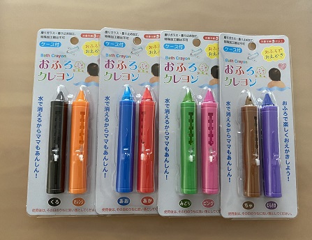セリア】「お風呂早く入って！」言い疲れたママパパへ♪驚くほどわが子がすんなり入浴するマル秘グッズ発見 | ヨムーノ お風呂クレヨン・バスクレヨンどこで売っている？ | 100均ダイソー・セリア、3コインズなど | Kosodate.love