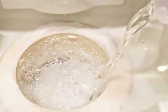 お風呂の白い水垢はクエン酸を使えば落とせる！お風呂の鏡や床の水垢はつけ置きしよう - すまいのほっとライン お風呂の排水溝の水垢・ヌメリ・カビ取り。クエン酸と重曹の炭酸効果で – こそうじ – 掃除から始まるシンプルで丁寧な暮らし