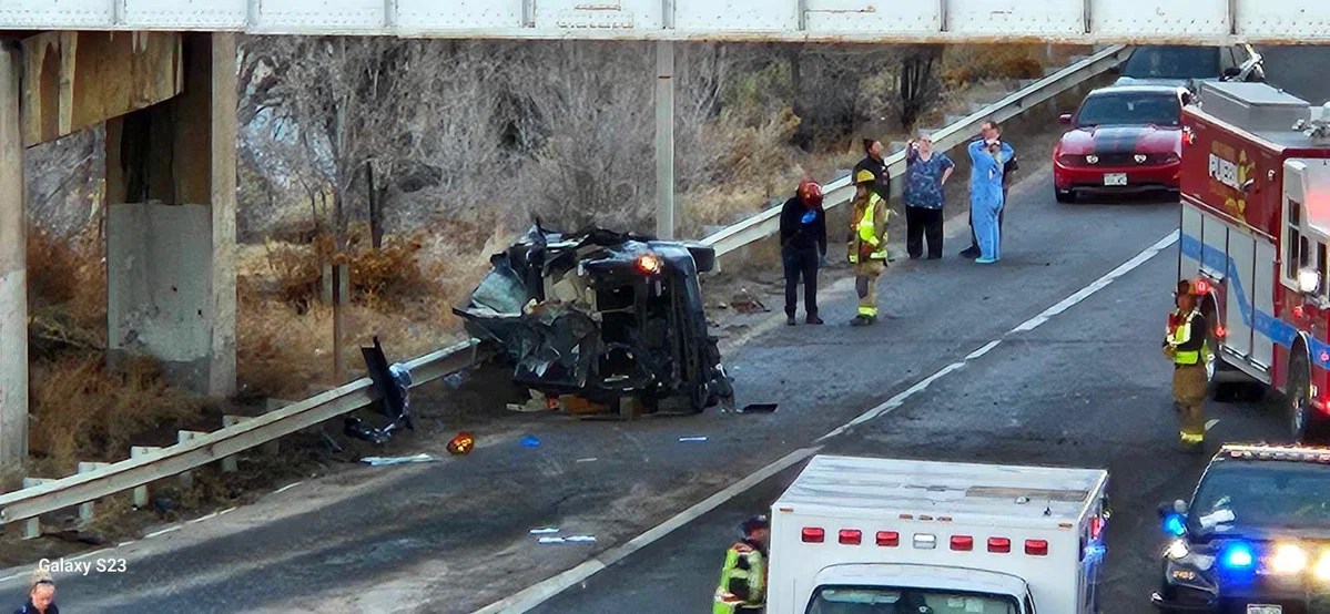 Traffic accident closes southbound I25 at Abriendo exit in Pueblo KRDO