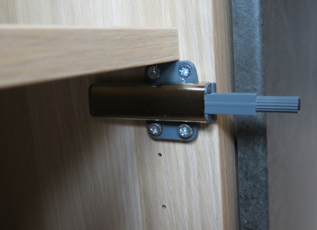 Ikea Bestå Schublade steht über