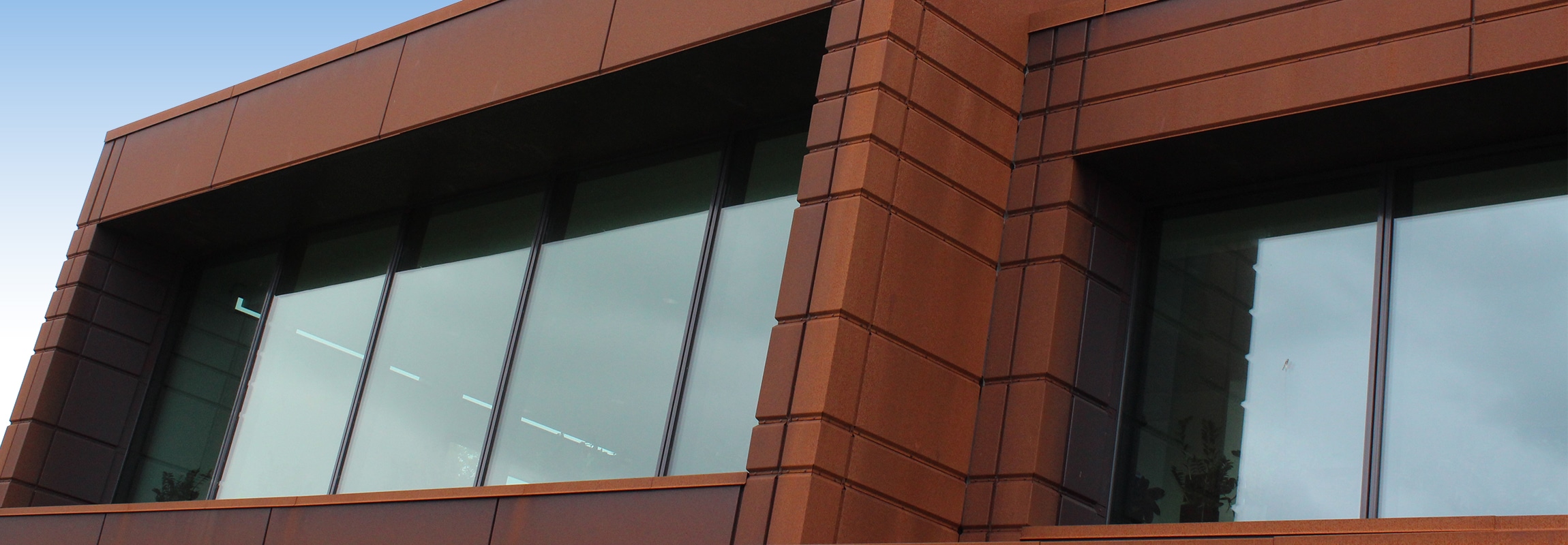 Gymnasium, stålværn, trapper og corten facadebeklædning