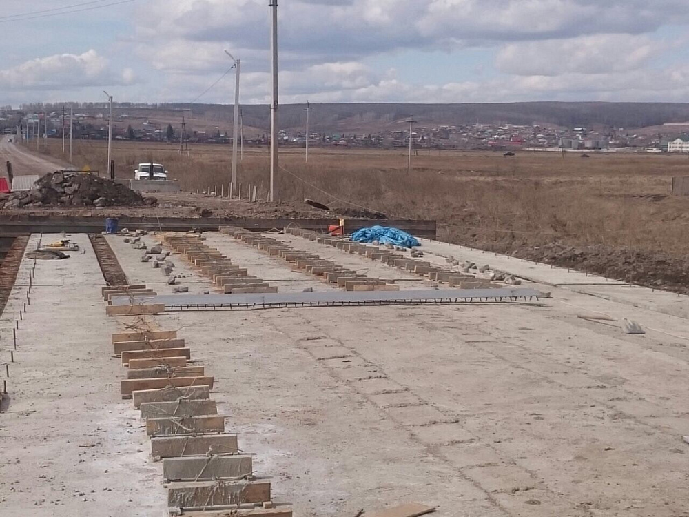 На автомобильной дороге "Обход г. Ужур" продолжается ремонт моста через