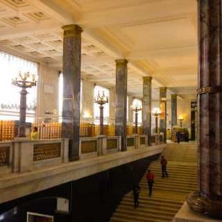 Die Eingangshalle mit Säulen und Laternen