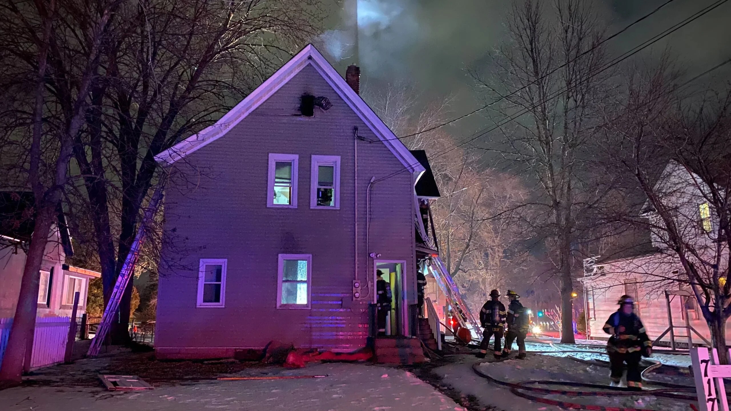 Overnight Minneapolis fire damages duplex, displaces 4 5