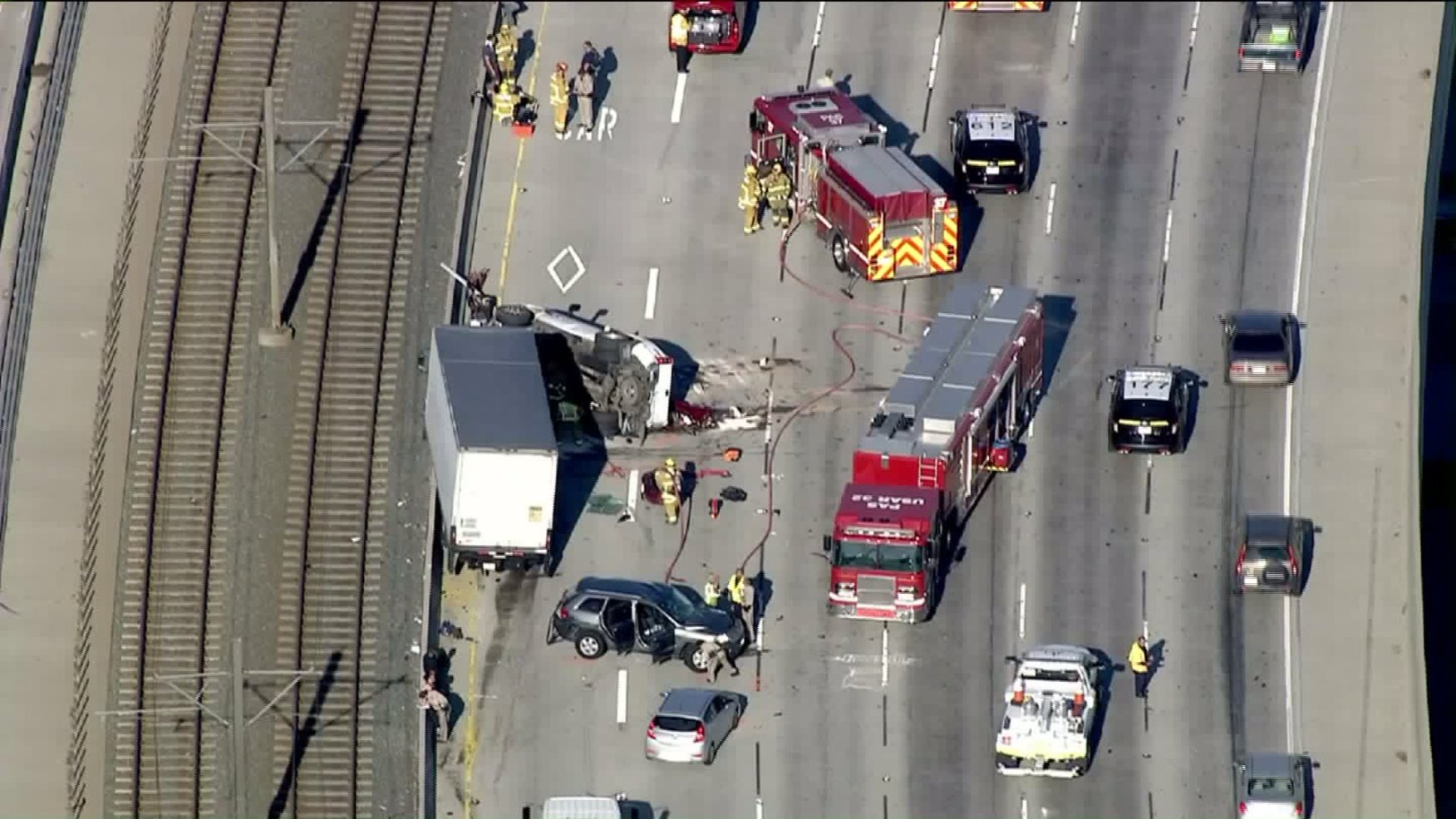 Manufactured home falls off big rig on 210 Freeway in Pasadena