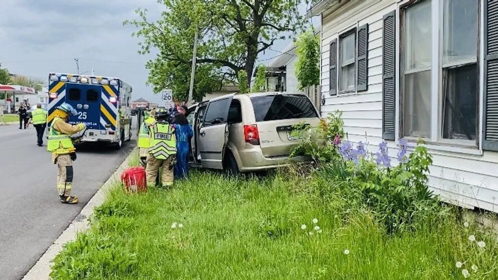 Runaway minivan hits Kirksville house after rearend crash(02)