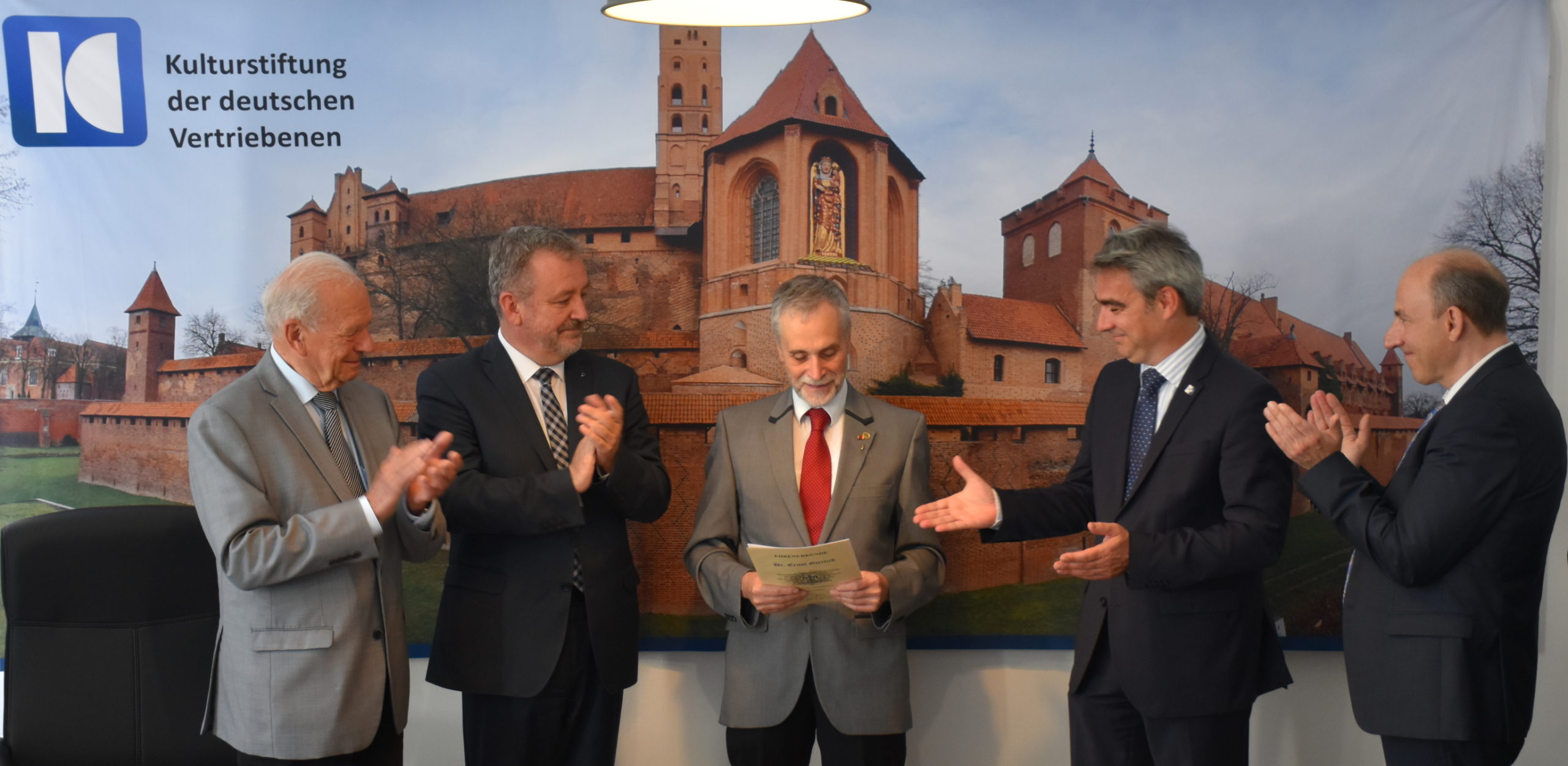 Pm Bdv Prasident Fabritius Mdb Zeichnet Langjahrigen Geschaftsfuhrer Der Kulturstiftung Der Deutschen Vertriebenen Dr Ernst Gierlich Mit Der Goldenen Ehrennadel Des Bdv Aus Kulturstiftung