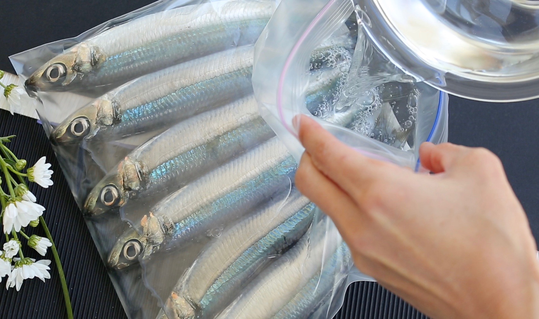 魚を丸ごと冷凍・解凍する方法。さんま・いわし・アジなどにお薦め。 やまでら くみこ のレシピ