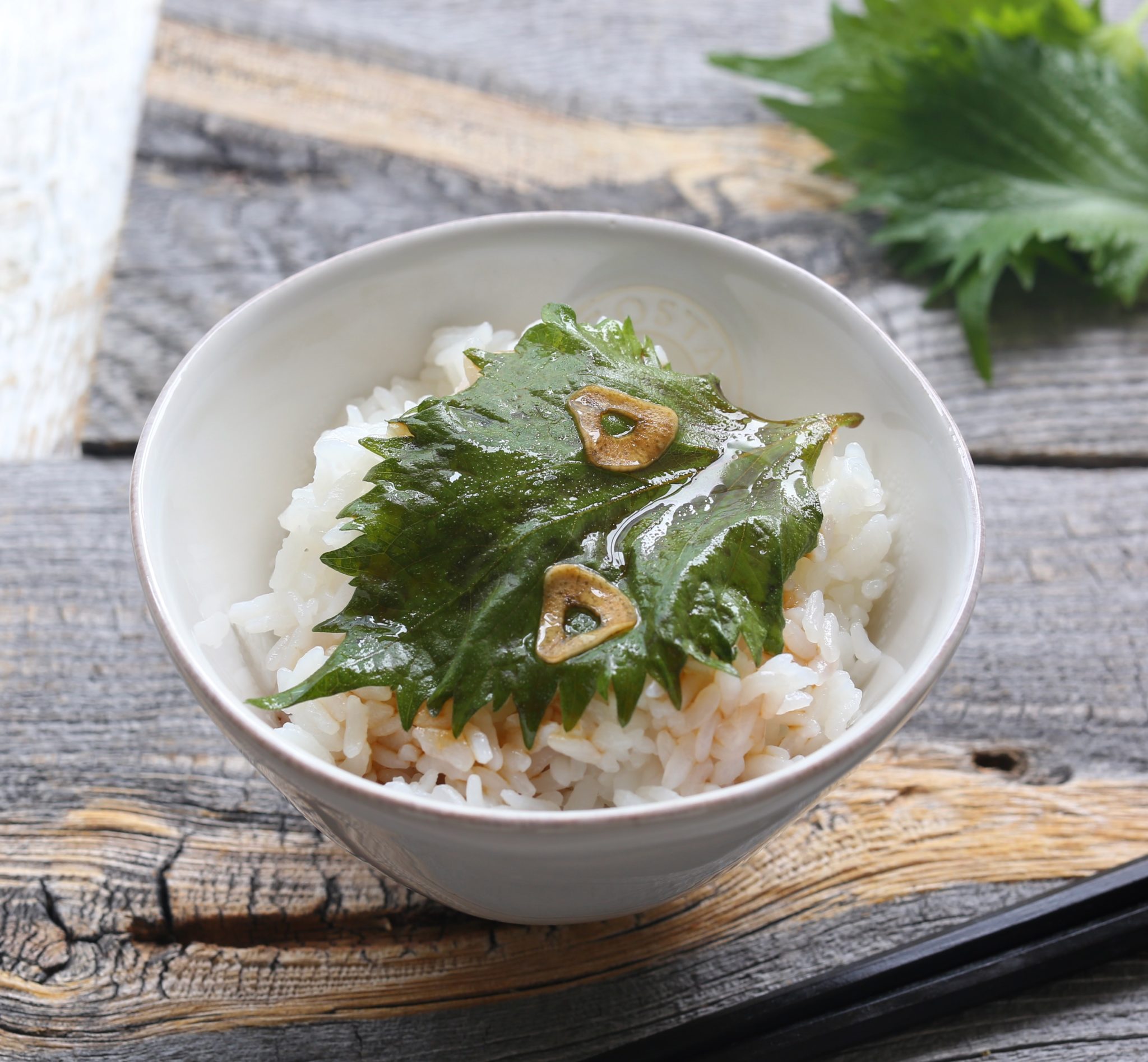 大葉のにんにく醤油漬けレシピ。ごま油で風味アップ！人気のご飯のお供。 やまでら くみこ のレシピ