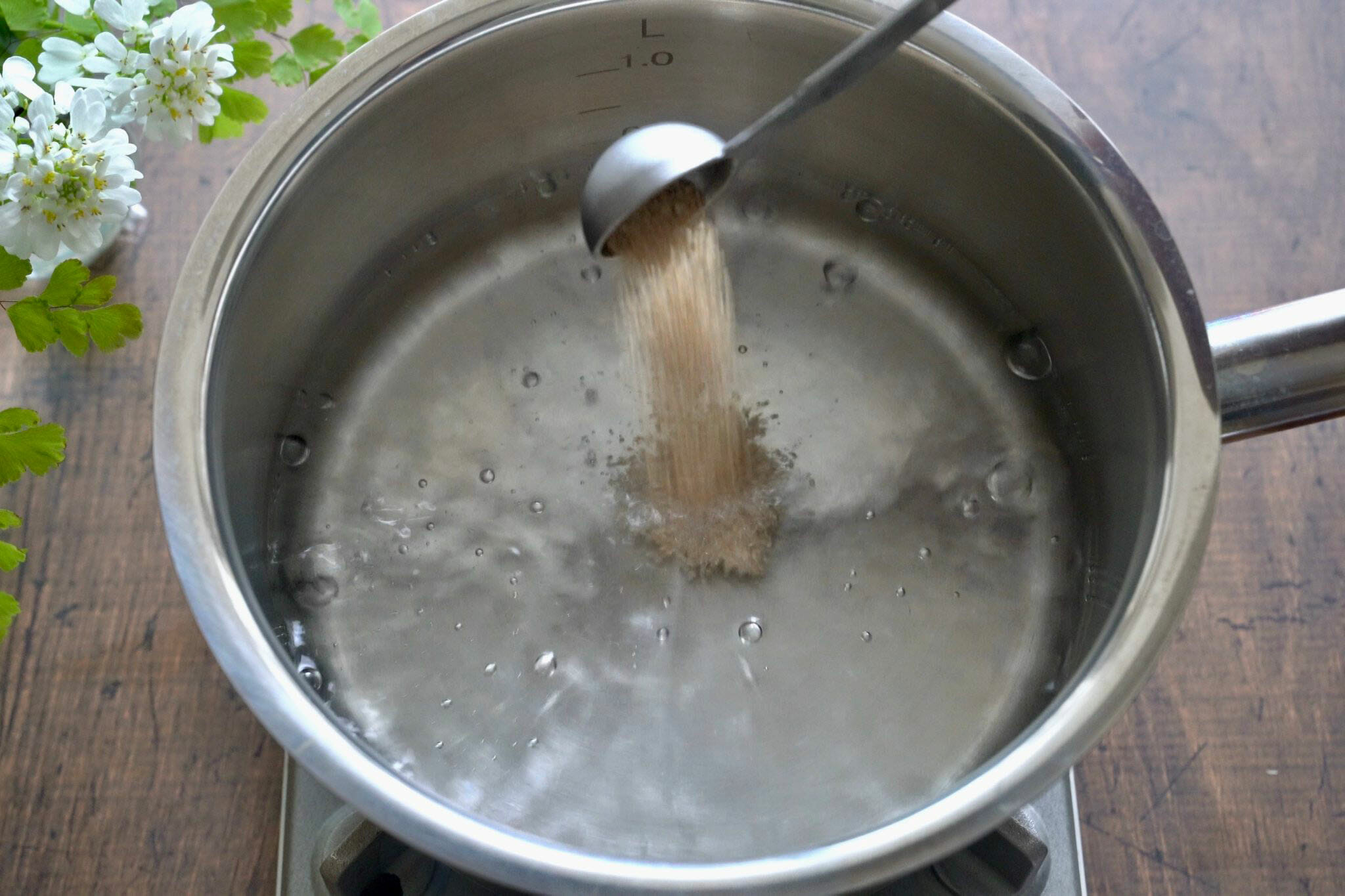 スナップエンドウの味噌汁レシピ。春の人気食材を使った味噌汁の作り方。 やまでら くみこ のレシピ