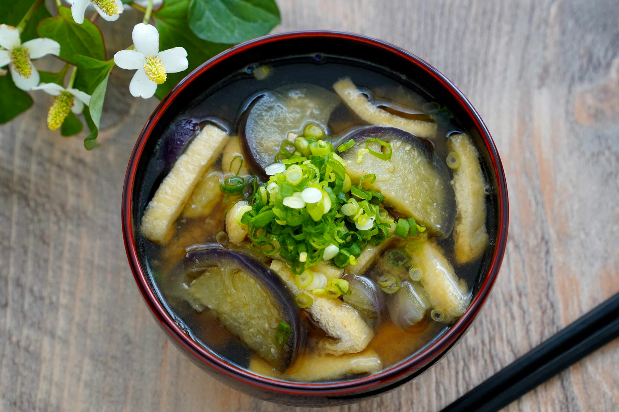 なすの味噌汁のレシピ。油揚げを具材にしてコク旨！小ねぎで風味をアップ やまでら くみこ のレシピ