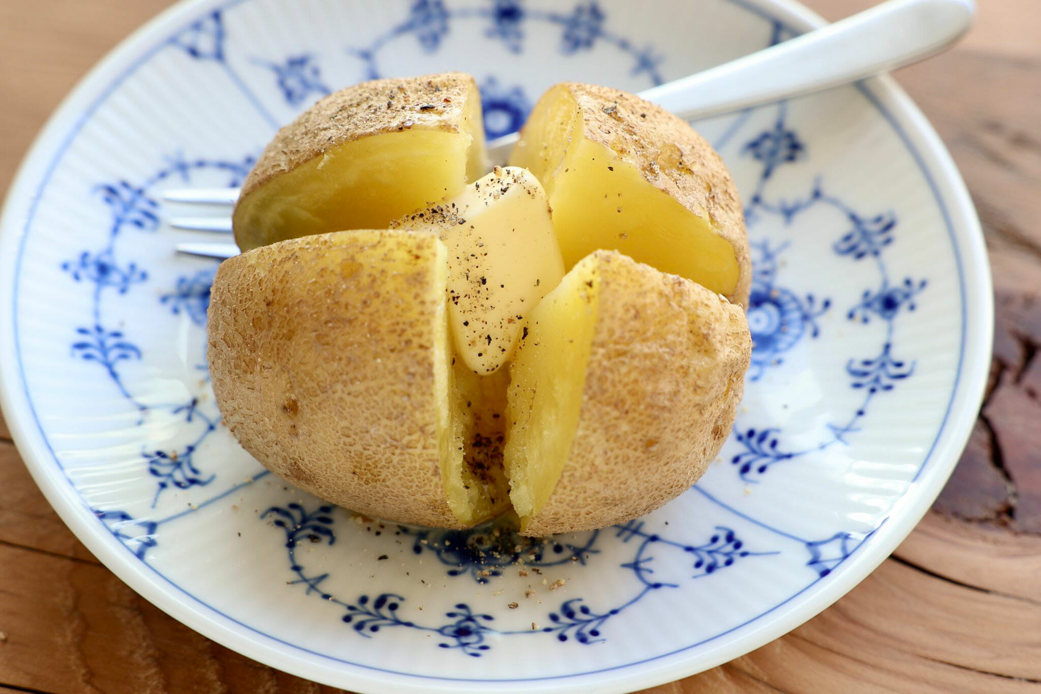 じゃがバターの作り方。簡単で美味しい！レンジで皮ごと蒸すレシピ。 やまでら くみこ のレシピ