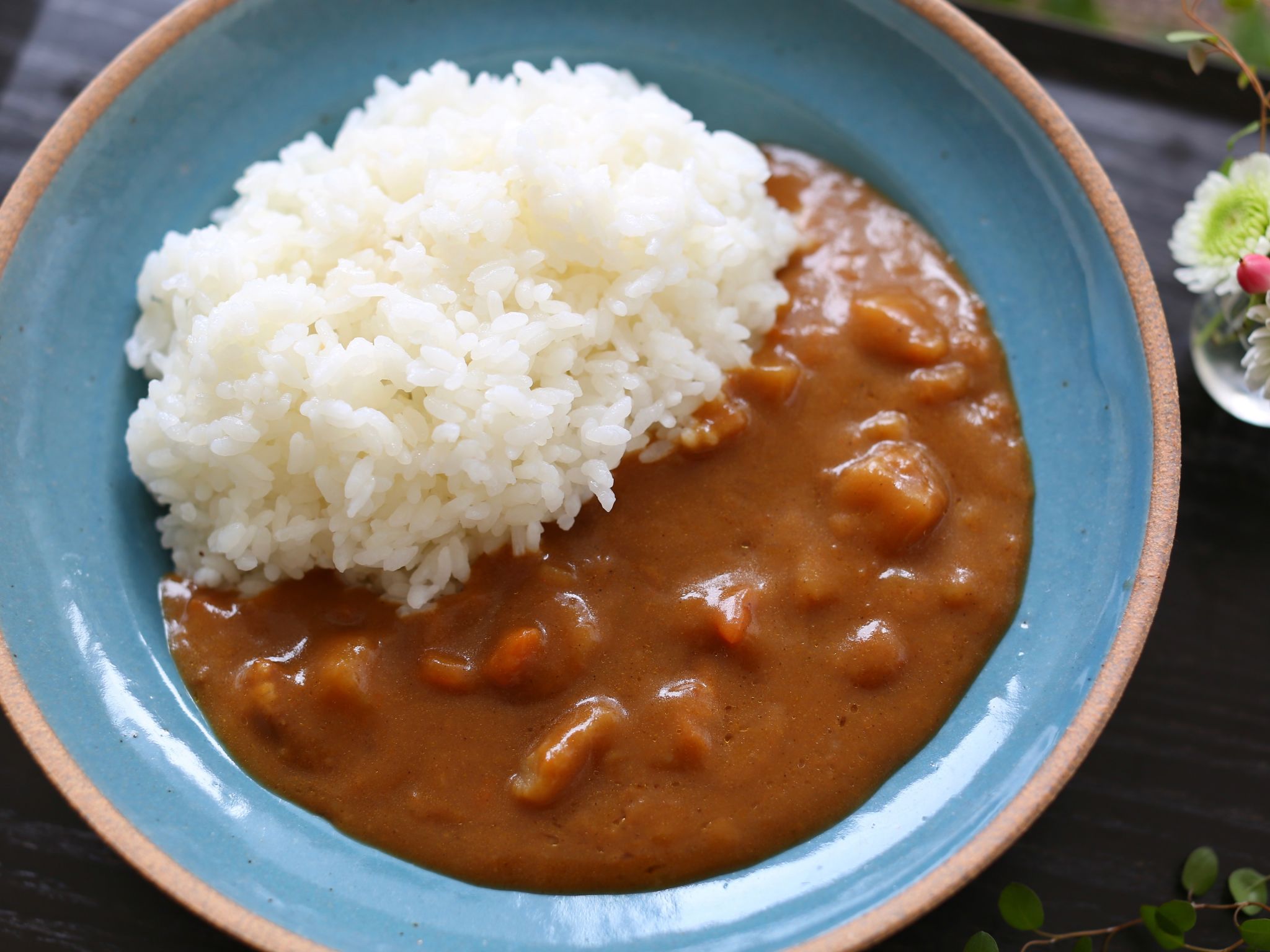 人はなぜレトルトカレーを温めるのか？ 「温めなくても食べられるのか」…メーカーに聞いた｜まいどなニュース レトルトカレーちょい足しレシピ。サイゲン大介さんの裏技。 | やまでら くみこ のレシピ