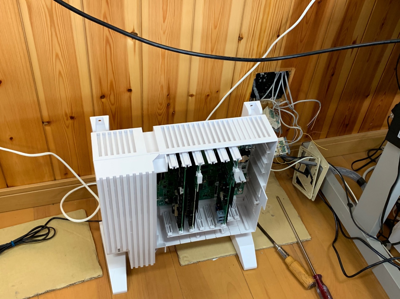 ビジネス電話機入替と電話配線工事を行いさらに多機能につかえるように提案と設定作業をおこないました。 久留米