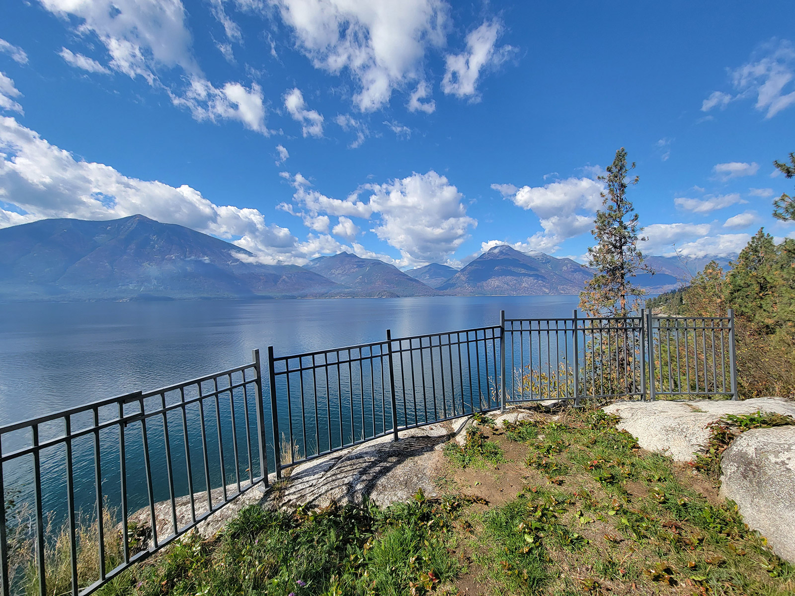 CLIFFTOP LAKEFRONT VACATION HOME WITH PRIVATE BEACH ON KOOTENAY LAKE