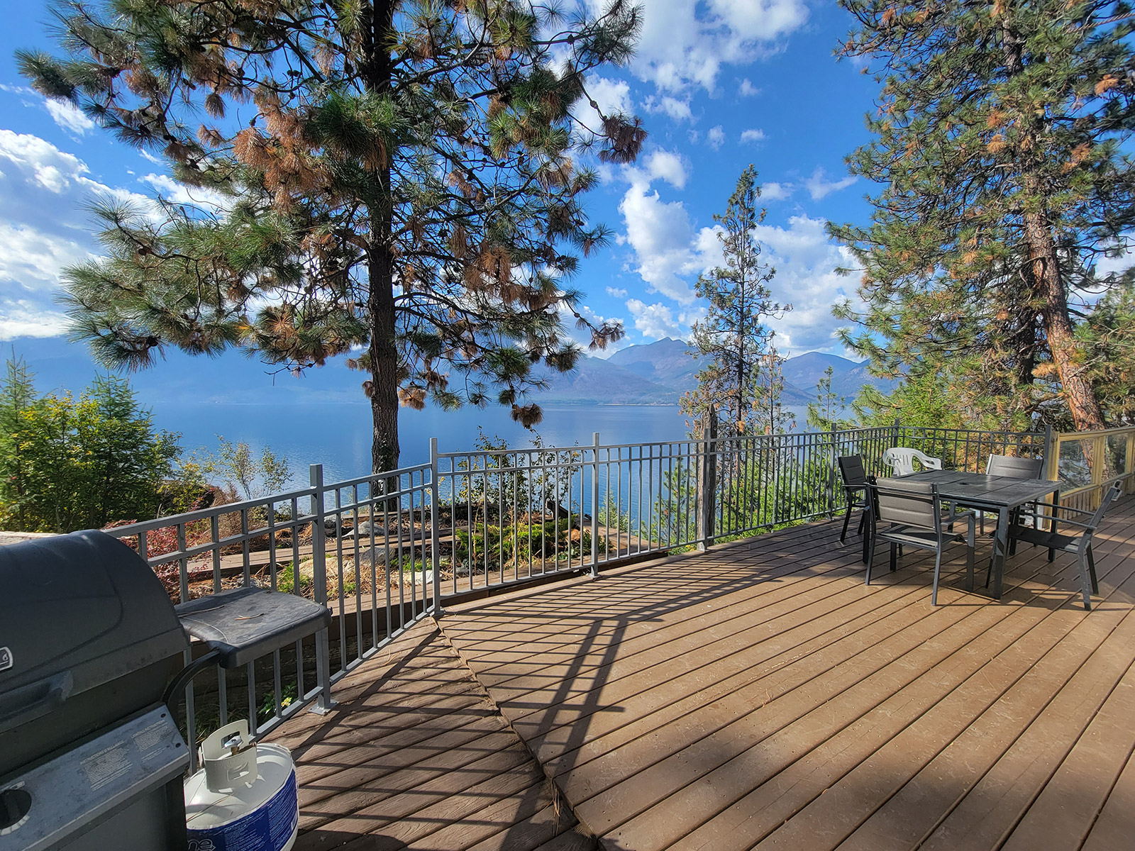 CLIFFTOP LAKEFRONT VACATION HOME WITH PRIVATE BEACH ON KOOTENAY LAKE