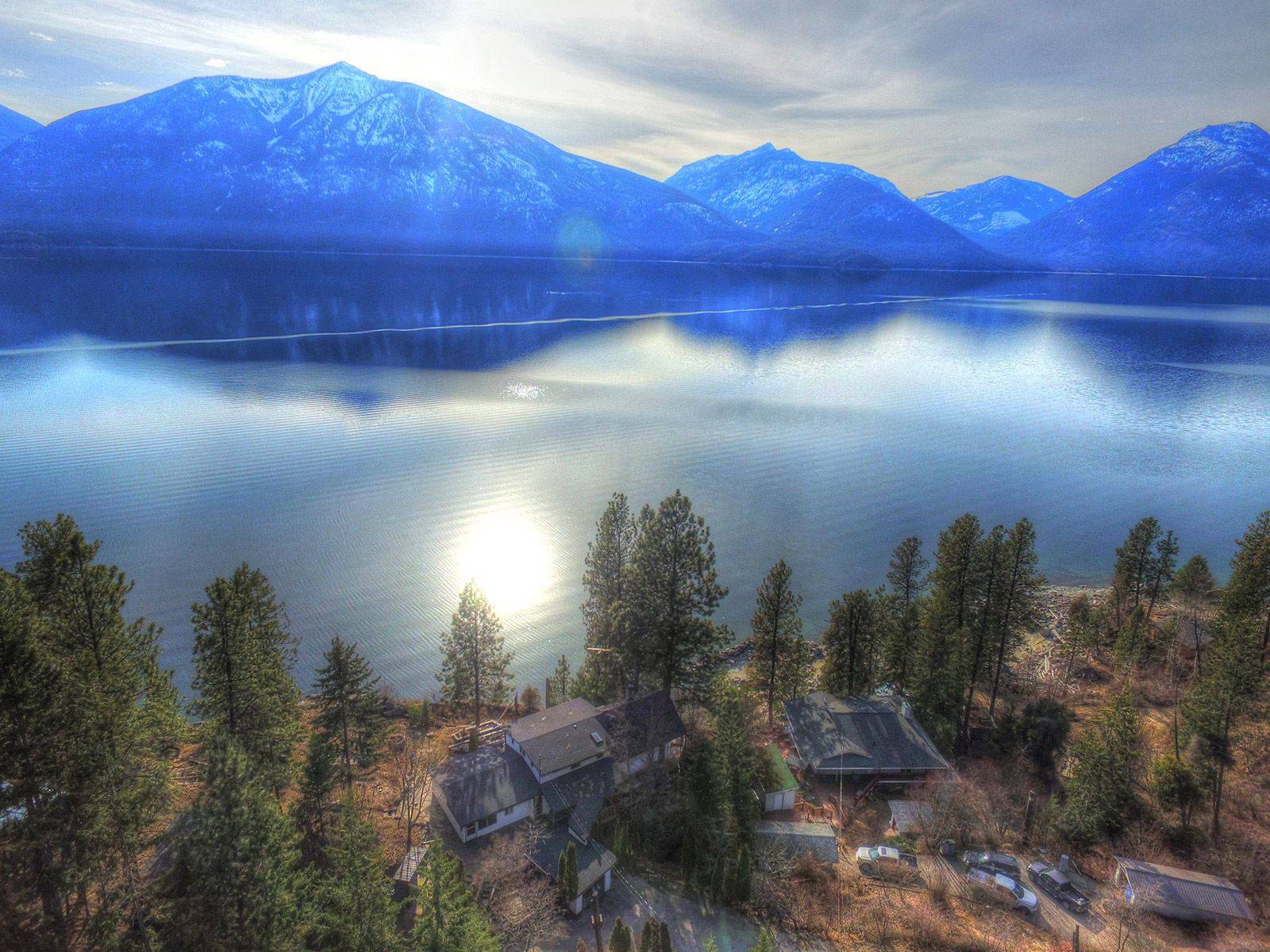 CLIFFTOP LAKEFRONT VACATION HOME WITH PRIVATE BEACH ON KOOTENAY LAKE