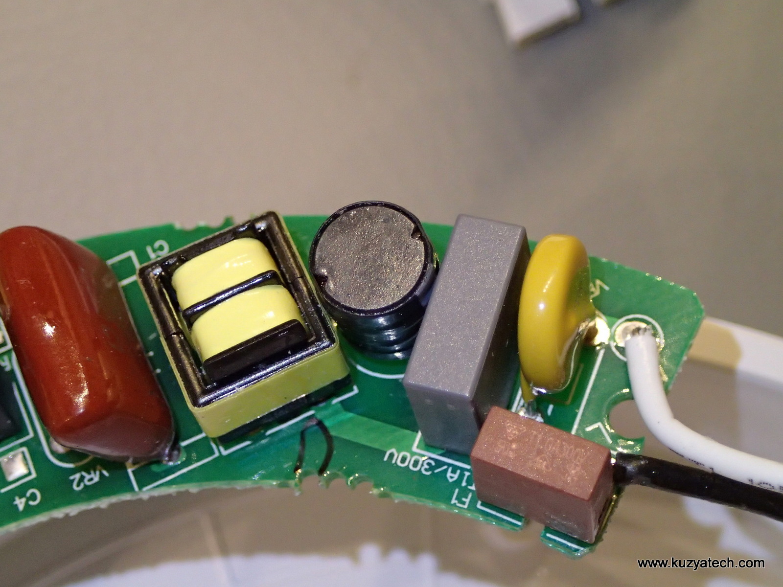 Quick teardown what’s inside a Home Depot 7in LED Easy light KuzyaTech