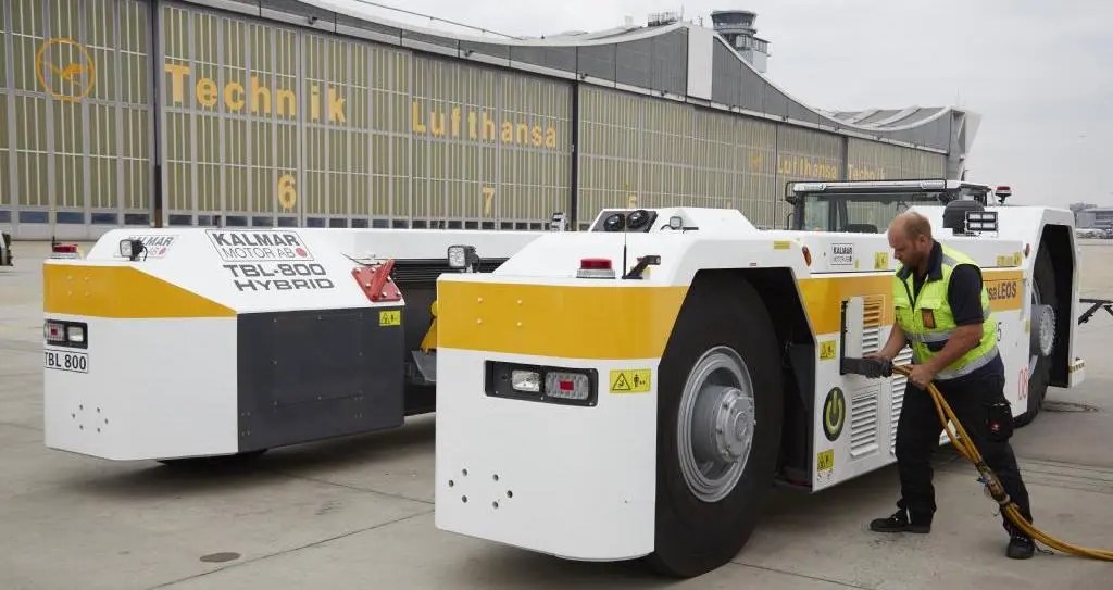 Electric towbarless tractor for maneuvering aircraft uses Kvaser for