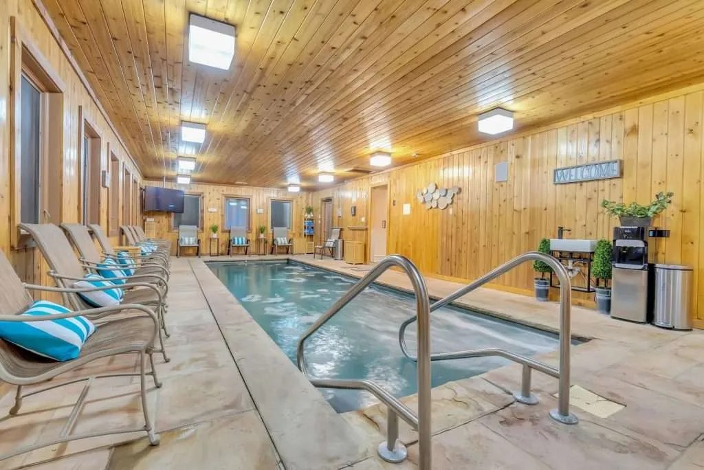 Monsey Villa, 11 Bedrooms, 41 Guest, w' Indoor Pool. Kvation