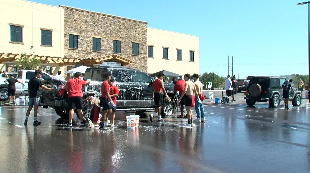 Las Cruces high schools gather for car wash fundraiser in support of
